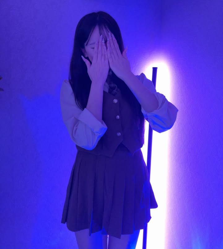 顔を隠した制服姿のスタッフ